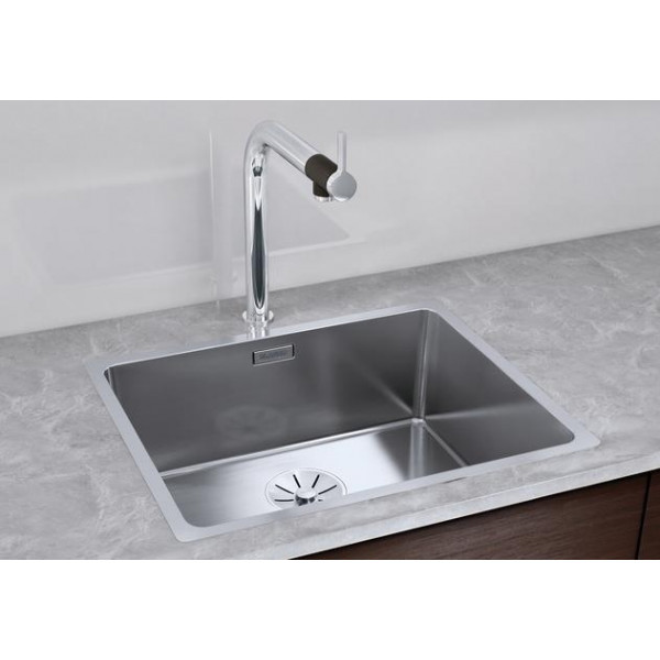 fregadero blanco sobre encimera